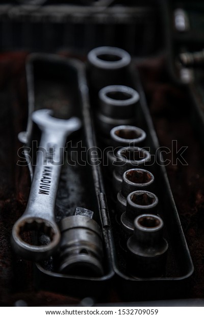 old and dirty car\
tools