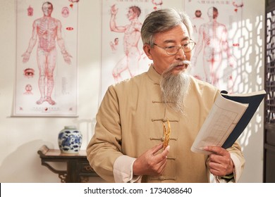 The Old Doctor Of Traditional Chinese Medicine Research Of Chinese Herbal Medicine