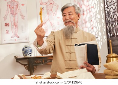 The Old Doctor Of Traditional Chinese Medicine Research Of Chinese Herbal Medicine