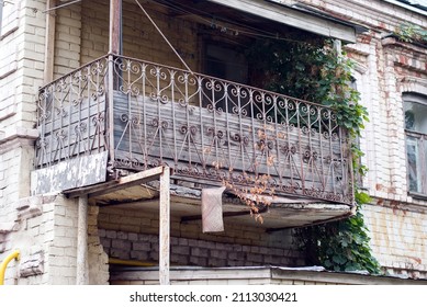Vieux balcon d'urgence sur la façade d'une maison abandonnée.