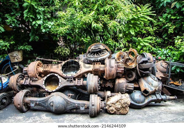 Old engine and the spare\
part