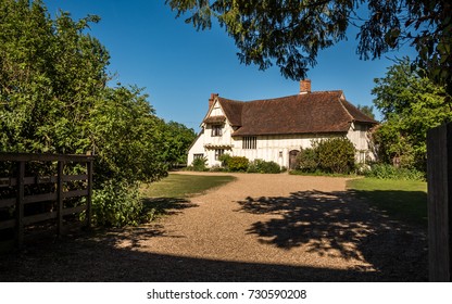 Old English Farm House. A Traditional Timber Beamed Farm House In Rural England On A Bright Summers Day.