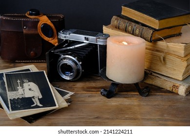 old family photos 50s, 40s, retro camera, books, glasses for solar eclipse on wooden table, concept of genealogy, memory of ancestors, family tree, childhood memories, home archive