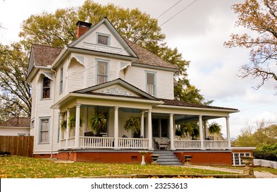 43,943 White farmhouse Images, Stock Photos & Vectors | Shutterstock