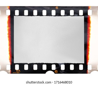 altmodischer 35-mm-Filmstreifen oder Diashow-Rahmen mit verbrannten Kanten einzeln auf weißem Hintergrund. Echter analoger Filmscan mit Anwendungszeichen und Folieneffekten.