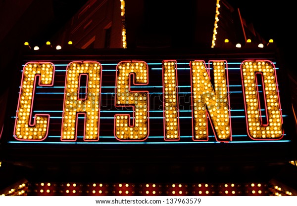 ラスベガスネバダの繁華街にある古風なカジノの看板 の写真素材 今すぐ編集