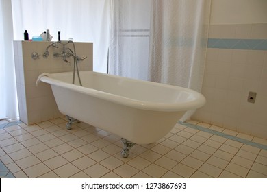 Old Fashioned Claw Foot Bath In Bathroom