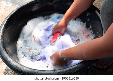 Die altmodische Wäsche wird gewöhnlich in einer Trommel gewaschen.