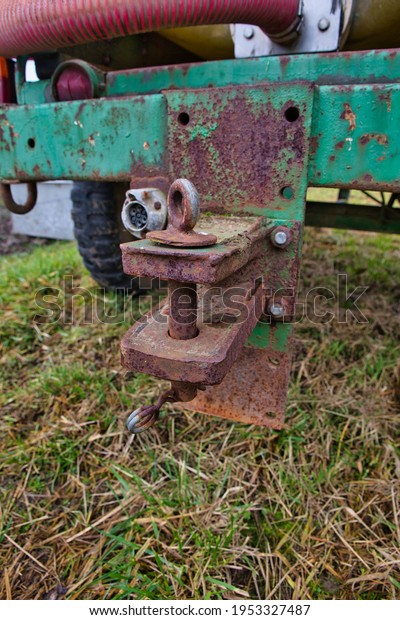 old fashioned\
trailer hitch on a tractor