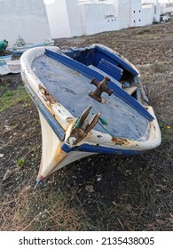 Ein altes Fischboot mit geputzter Farbe