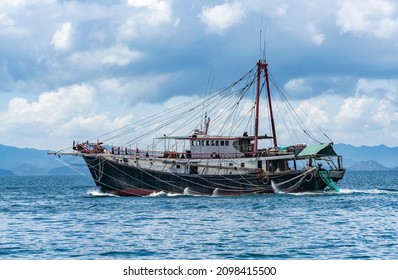 3,572 Old Chinese Fishing Boat Images, Stock Photos & Vectors ...