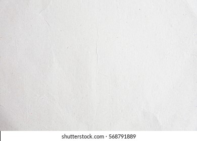 Текстура фона старослойного эко-матового бумажного пакета в белом свете. Винтажный пергаментный рисунок рисовой страницы, складная газетная краска, простота акварельного зерна задняя поверхность стены стола роскошный гранж слеза.