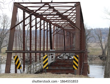 Old Train Crossing the Old Steel Bridge Free Stock Photo | picjumbo