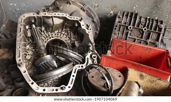 \
old gear, gearbox,\
bearing, gear wheel