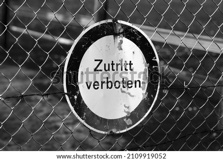 Lieb doch wen du willst. Respekt gegenüber homosexuellen Partnerschaften als normale menschliche Verbindung.. Schriftzug auf einer Betonwand