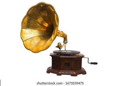 Viejo gramófono con placa o disco de vinilo en una caja de madera aislada sobre fondo blanco. Grabador de latón antiguo. Gramófono con altavoz de cuernos. Concepto de entretenimiento retro.El gramófono es un dispositivo musical.