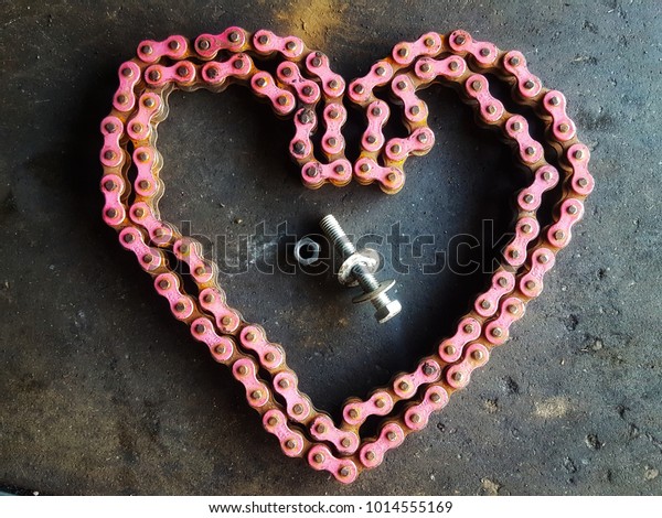 Old\
heart car chain for background of machinery\
part