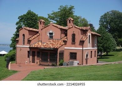 Old Historical Mansion In Vanderbuilt Long Island