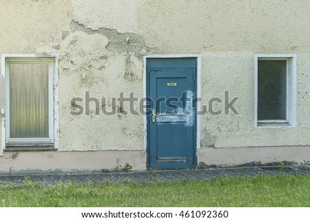 A old house with an door with german word for kitchen
