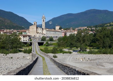 The old hunch-backed Bridge over the Trebbia river, Bobbio, Piacenza Province, Italy