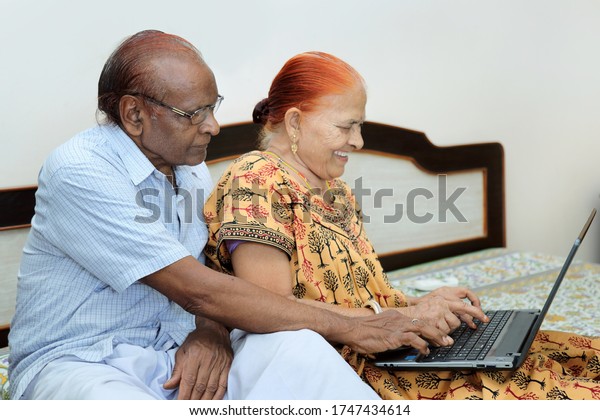 ஆரம்ப - மேல் நிலை கணினி-இணையப் பாடம் Old-indian-couple-happy-using-600w-1747434614
