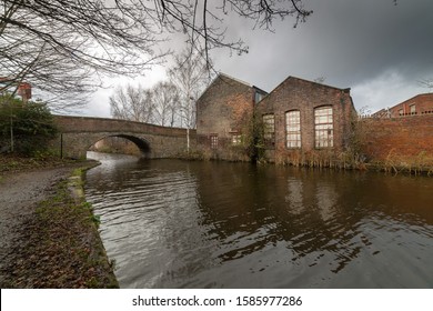 Old Industrial Red Brick Factories And Arched Stone Bridge At The Side Of The Canal. Once Used To Load And Transport Goods During The Industrial Revolution, Sheffield, South Yorkshire, England, UK