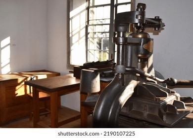 Old Letterpress Printing Press In A Historic Colonial Building, Russell New Zealand.