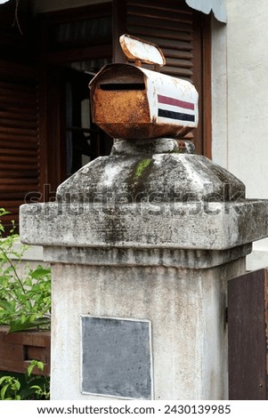 An old mailbox that is starting to rust