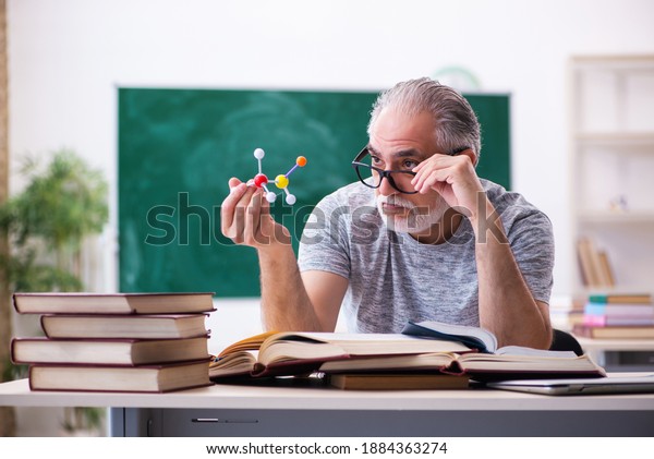 Old male\
physicist student in the\
classroom
