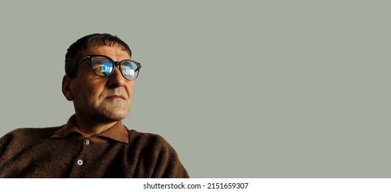 Old Man With Eyeglasses Feeling Disappointed, Lost In Sad Thoughts Close Up Portrait. Baby Boomer Generation 70s Grandfather Suffers From Loneliness, Senior Male Thinking Or Try To Remember 