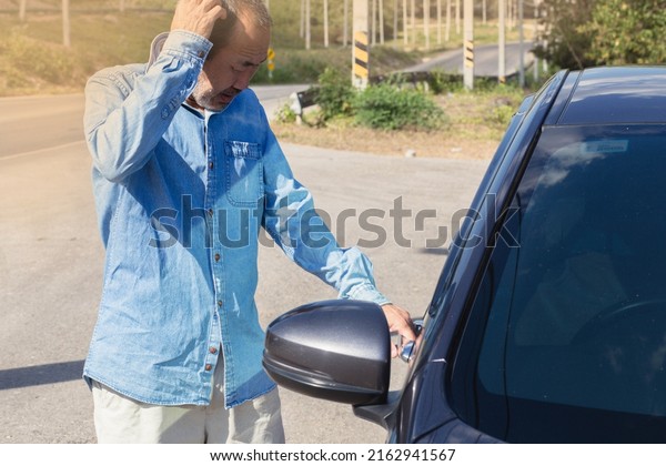 The old man left the car keys in the car,\
accidentally locking the keys inside the\
car.