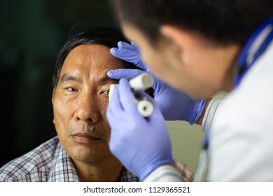 455 Old Man Eye Exam Images, Stock Photos & Vectors | Shutterstock