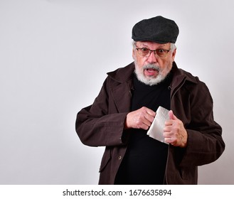 Old Man In A Trench Coat Is Offering To Sell Toilet Paper At Exorbitant Prices.


Coronavirus Panic Buying, Black Market Selling Of Toilet Paper