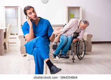 Alter Mann im Rollstuhl und junger schlechter Betreuer drinnen