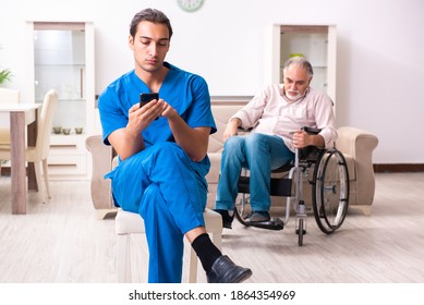 Alter Mann im Rollstuhl und junger schlechter Betreuer drinnen