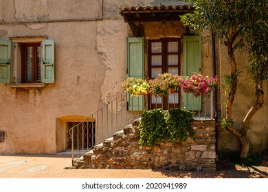 An old mediterran italien house with a stairway in front of it
