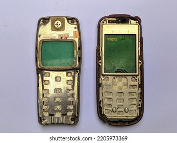 old model cellphone without a casing and the PCB looks