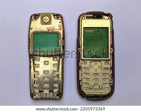 old model cellphone without a casing and the PCB looks