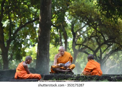 Old Monk Teaching Little Monks Buddhist Stock Photo 353175287 ...