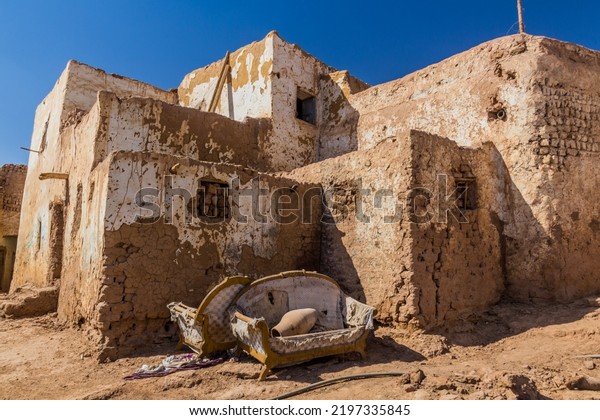 Old mud\
houses in Mut town in Dakhla oasis,\
Egypt