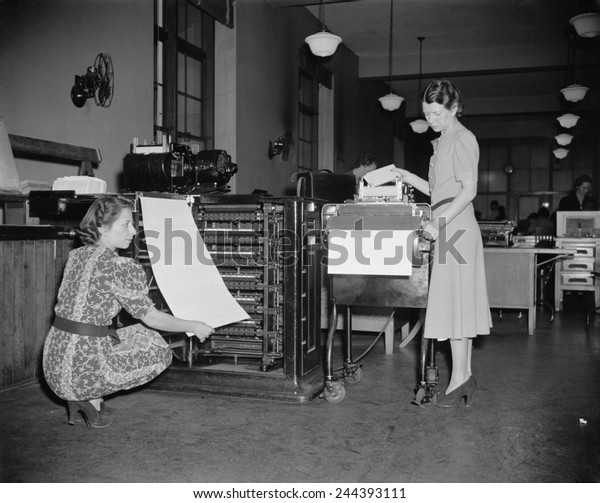 Anciens Et Nouveaux Ordinateurs Au Bureau Photo De Stock Modifier Maintenant 244393111