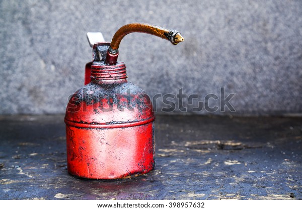 Old oil can, Hand held\
oil pump old.