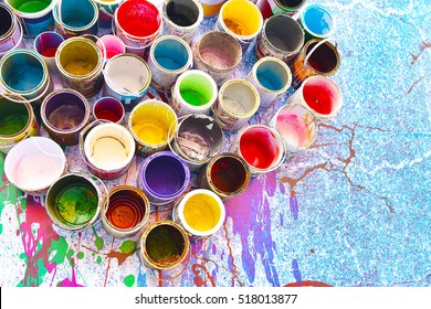 Old paint cans and colors colorful Arranged in a heart shape Ready to be Disposed