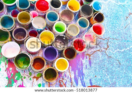 Old paint cans and colors colorful Arranged in a heart shape Ready to be Disposed