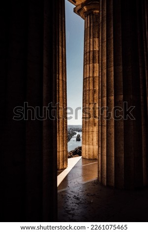 Foto Bild Pärchen sitzt Arm in Arm und genießt den Ausblick