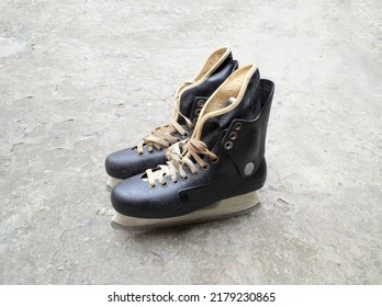 Old Plastic Hockey Skates In Black