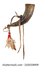 Altes Pulverhorn der nordamerikanischen Indianer aus Horn mit Deerskin und Federn einzeln auf Weiß