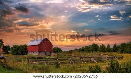 An Old Red Barn at Sunset Foto d'archivio © 