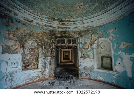 Old Ruined Abandoned Mansion Interior Round Stockfoto Jetzt