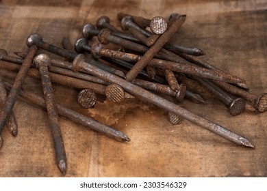 rusty viejos, clavos de 16 centavos, pila de clavos pesados para la construcción y carpintería, construcción, creación, herramientas de construcción de antigüedades, anticuarios, abuelos,